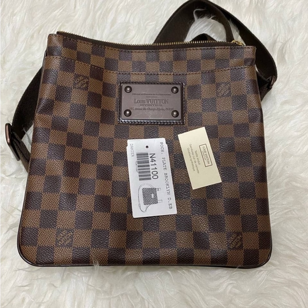 Louis Vuitton 
2010 Brooklyn Pochette Plate shoulder bag